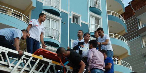 Yaralanan itfaiyeciyi belediye başkanı kurtardı