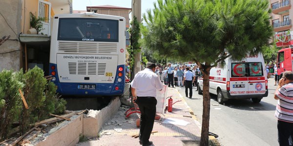 Belediye otobs markete girdi: 2 l