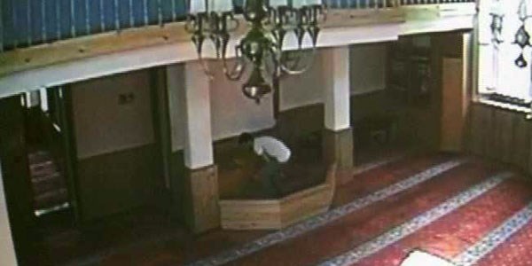 Camideki ba kasasn nce soydu sonra dua etti/ Video