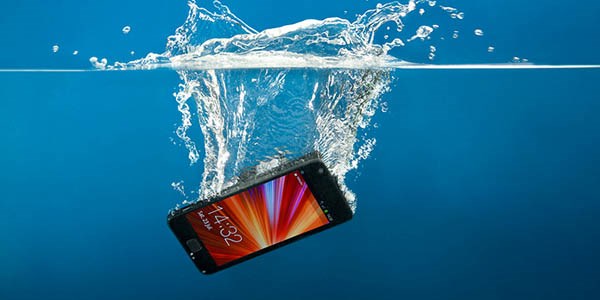 Akıllı telefonunuz suya düşerse ne yapmalı?