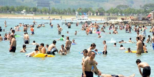 Yüzlerce kişi boğulmaktan kurtarıldı