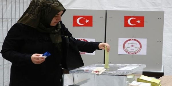 Türk vatandaşları oy kullanmaya devam ediyor