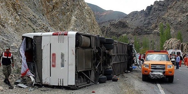 Yolcu otobüsü devrildi: 42 yaralı