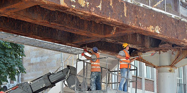 Ankara'da üst geçitte çökme tehlikesi yaşandı