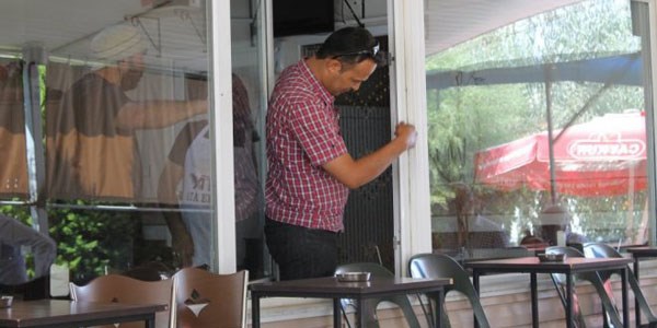 Adliye önündeki kantini soydular