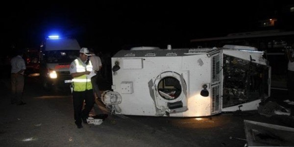 Diyarbakır'da polis aracı devrildi: 3 yaralı