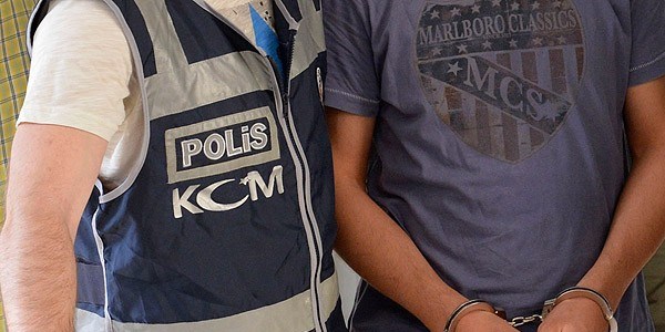 Yakalama kararı çıkarılan 17 şüpheli polisten biri teslim oldu