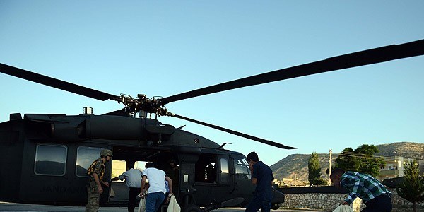 Oy pusulaları helikopterle taşındı