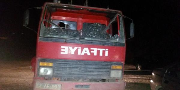 Yangın söndürmeye giden itfaiye ekibi dövüldü