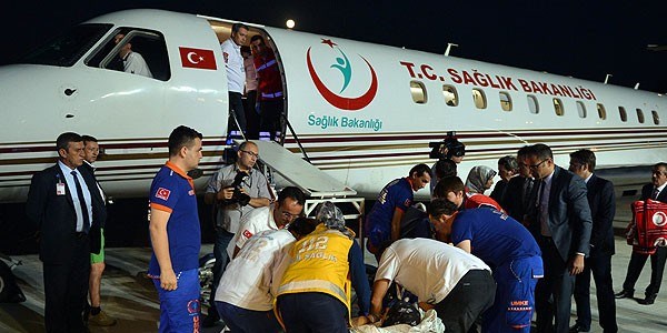 Yaralı Filistinliler Türkiye'ye geldi