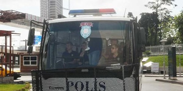 2 polis daha teslim oldu
