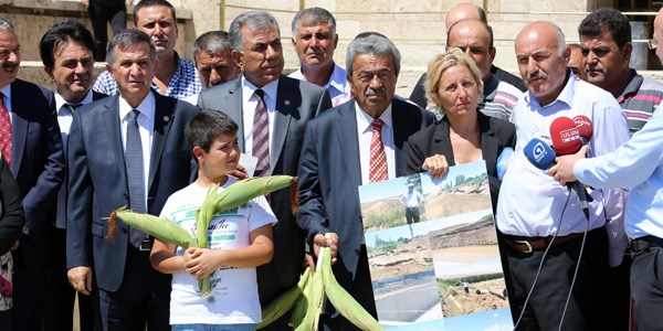 Genel Kurul salonuna mısır koçanı ile geldi