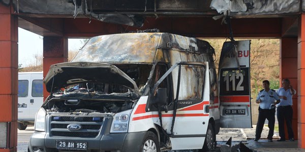 İçinde hasta olan ambulans alev aldı