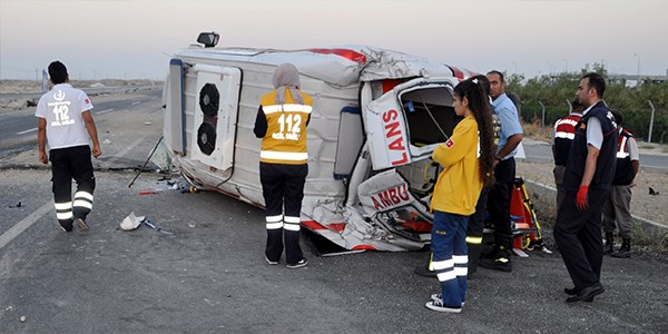 Cenaze taşıyan ambulans takla attı: 3 yaralı