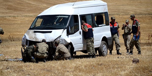 Askeri minibüs devrildi: 12 yaralı