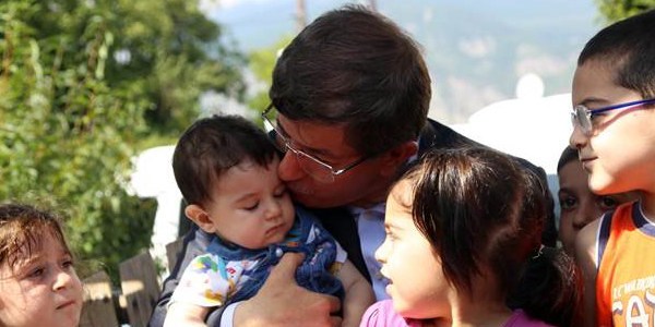 Davutoğlu'nu 'Hoş geldiniz Başbakanım' diye karşıladılar