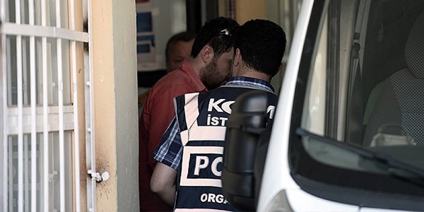 Teslim olan polislerden 1'i tutuklandı