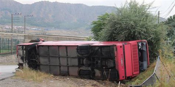 Yolcu otobüsü devrildi: 35 yaralı