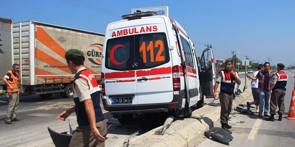 Ambulans kaza yaptı: 4 yaralı