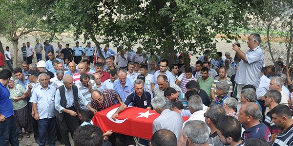 Şehit polis memuru toprağa verildi