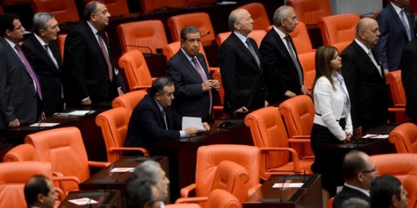 Erdoğan yemin ederken bir tek o ayağa kalkmadı