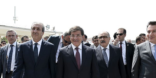 Ahmet Davutoğlu, namaza Beşir Atalay'la birlikte gitti
