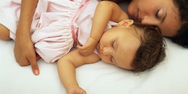 Ebeveynleriyle uyuyan bebeklerin uykusu olumsuz etkileniyor