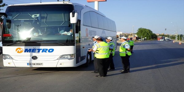 Polis, üniversite öğrencilerine dost elini 'leblebi' ile uzatıyor
