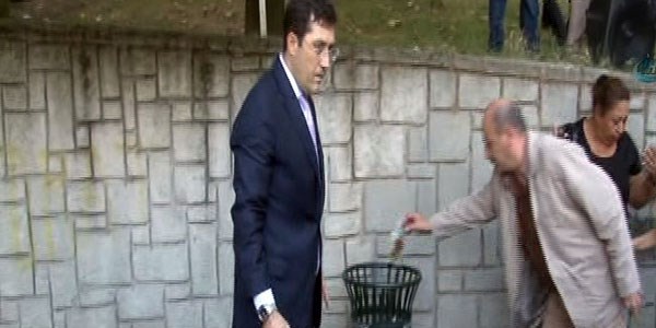 İşçilere kızan belediye başkanı çöp topladı