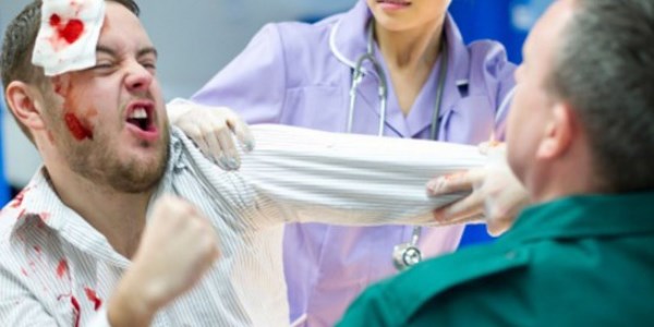 Doktor hemşireyi makasla yaraladı