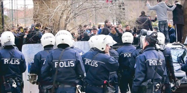 Soru çalan 470 komiserin rütbesi söküldü