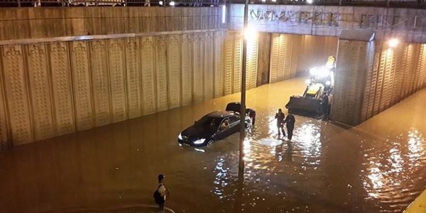 Belediye Başkanı alt geçitte mahsur kaldı