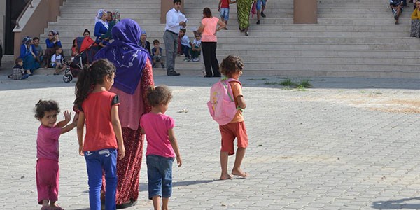 Minik Kudret okula yalın ayak başladı