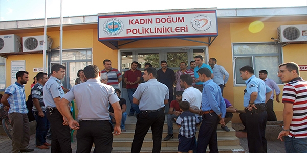 Hasta yakınları, hastane kapısına kilit vurdu