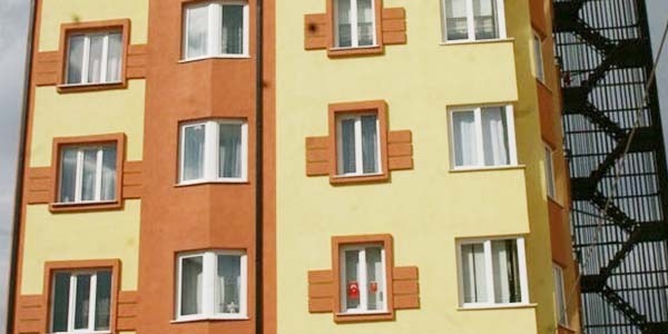 Apartman aidatını ödemeyen yandı