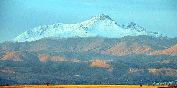 Erciyes'e mevsimin ilk karı yağdı
