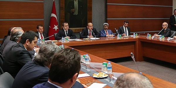 'İnternet Medyası Yasası' Ekim'de Meclis'ten geçecek