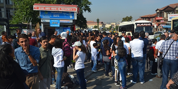 MEB'e yürüyen öğrenci ve velileri polis engelledi