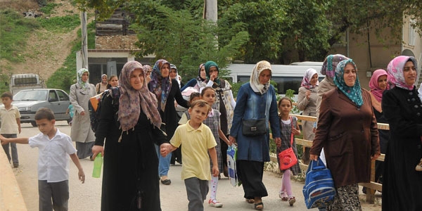 Okula gitmek iin 3 kilometre yrdler