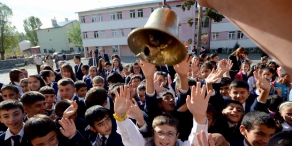 Ders zili yenilikler ve sorunlarla birlikte çaldı