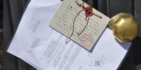 DBP İl Başkanı Kürtçe okulun mühürünü söktü