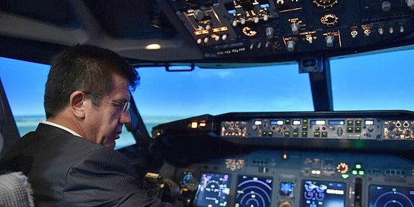 Zeybekci, Boeing 737 ile simülasyon uçuşu yaptı