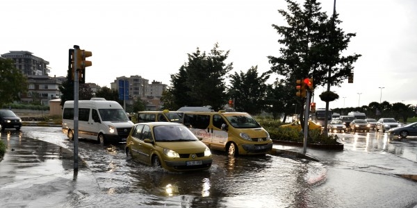 İstanbul'da yağış trafiği aksatıyor