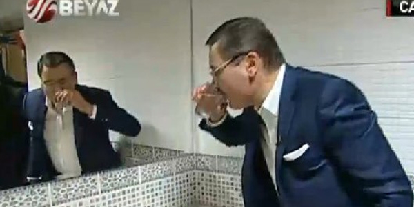 Melih Gökçek canlı yayında musluktan su içti
