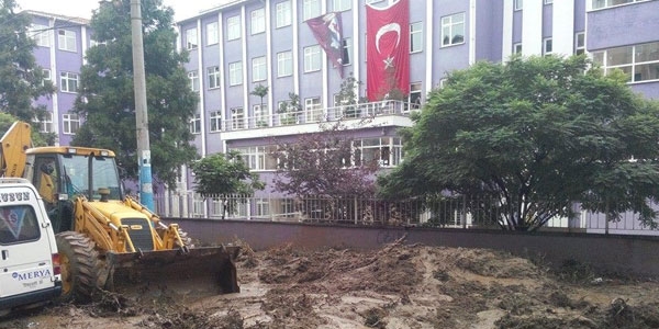 Of'ta eğitime çamur engeli