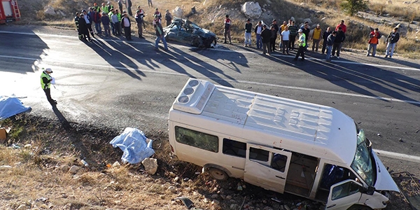 Trafik canavar durmak bilmiyor: 4 l, 20 yaral