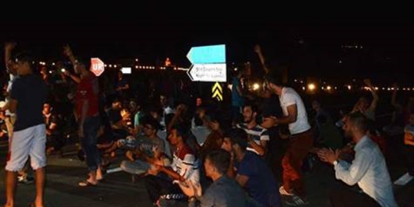 Öğrenciler yol kapattı