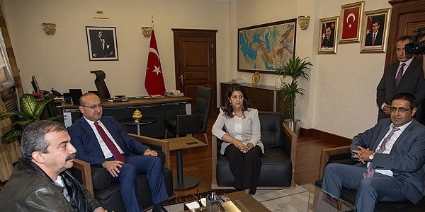 Başbakan Yardımcısı Akdoğan HDP'lilerle görüştü