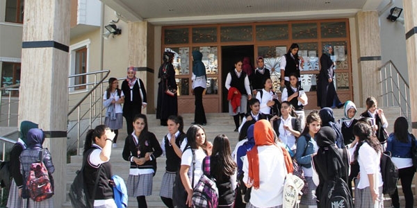 Öğrenciler başörtü yasağının kaldırılmasından memnun