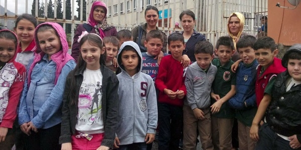 Okulların açıldığı günden beri öğretmen bekliyorlar!